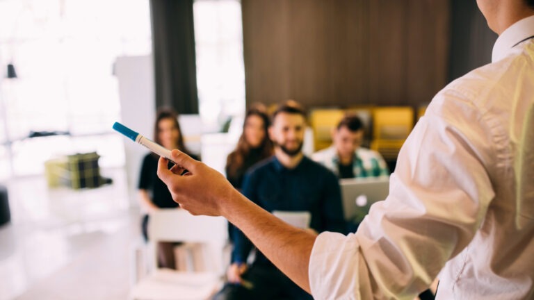 Colaboradores de um cliente da Glaboral participando palestras transformadoras sobre assunto ligas a saúde, com diversos temas.